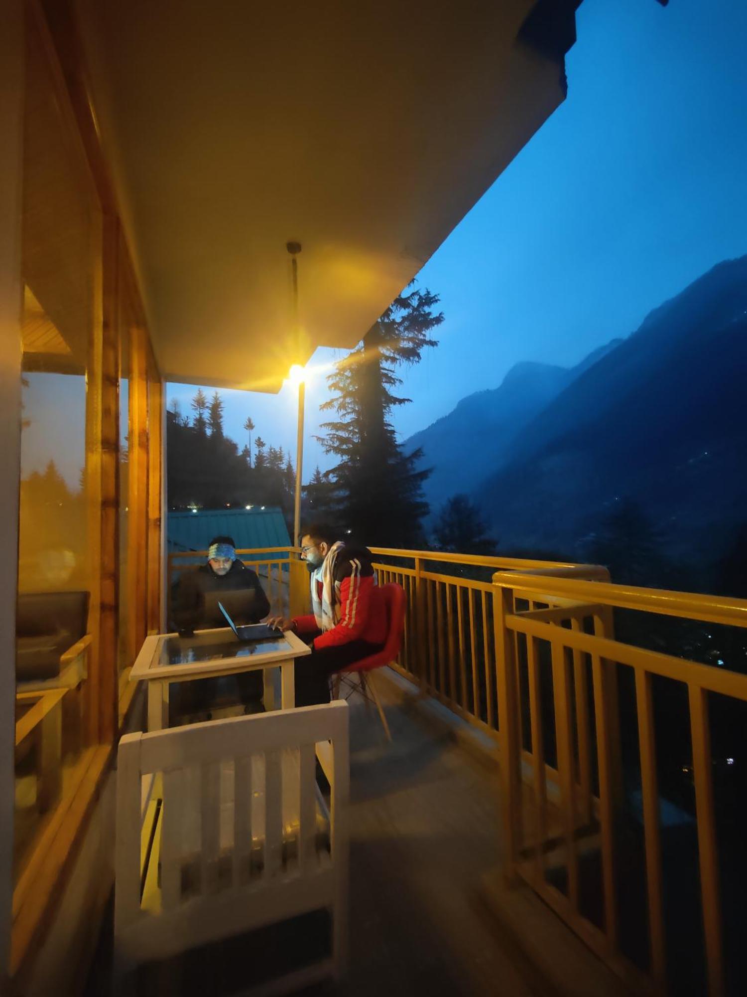 The Woodpecker Inn & Cafe, Jibhi Exterior foto
